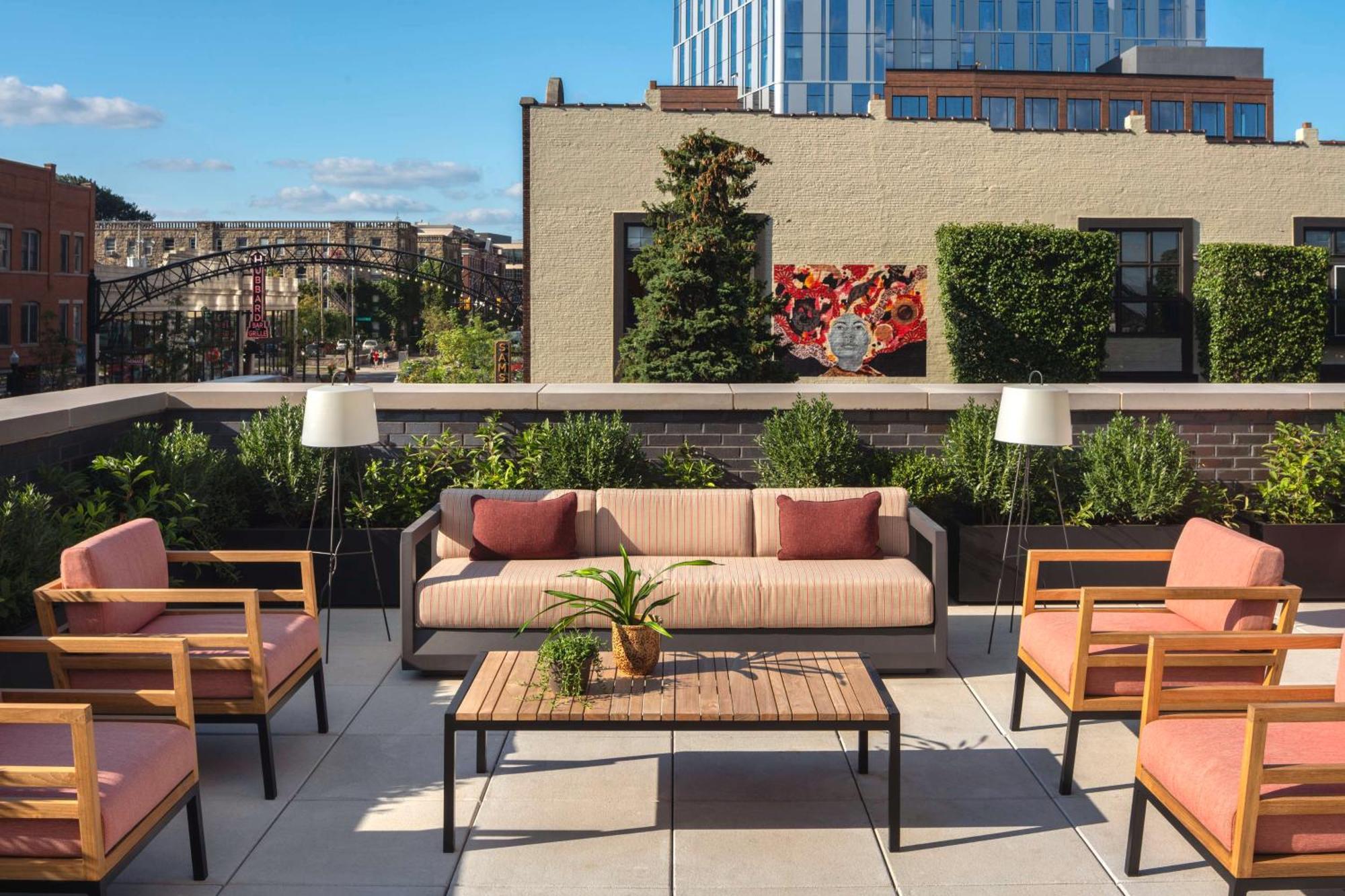 Graduate By Hilton Columbus Hotel Exterior photo